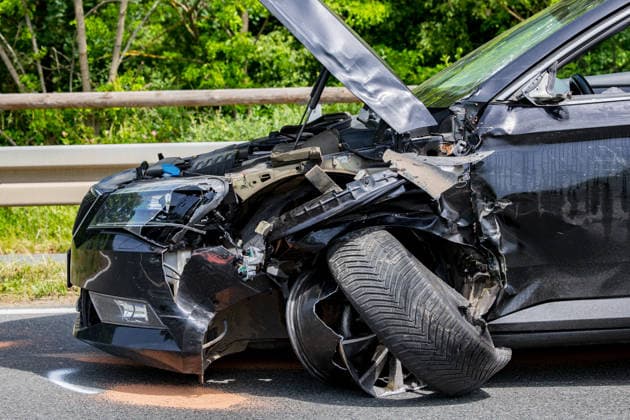 Motorrad kollidiert frontal mit PKW Fahrer schwerst verletzt Am 24.05.2026 kam es auf der L 3303 zwischen Pfungstadt und Griesheim zu einem Frontalzusammenstoß zwischen einem Motorrad und einem Skoda. Ein 41 Jahre alter Motorradfahrer wurde schwerst verletzt und mit einem Rettungshubschrauber nach Mannheim gebracht. Die 39 Jahre alte Autofahrerin erlitt einen Schock. An beiden Fahrzeugen entstand erheblicher Schaden, die Staatsanwaltschaft beauftragte einen Gutachter zur Unfallrekonstruktion. Die Polizei setzte zudem einen Hubschrauber für Luftbilder ein. Pfungstadt L 3303 Hessen Deutschland *** Motorcycle collides head-on with car Driver seriously injured On 24 May 2026, there was a head-on collision between a motorcycle and a Skoda
