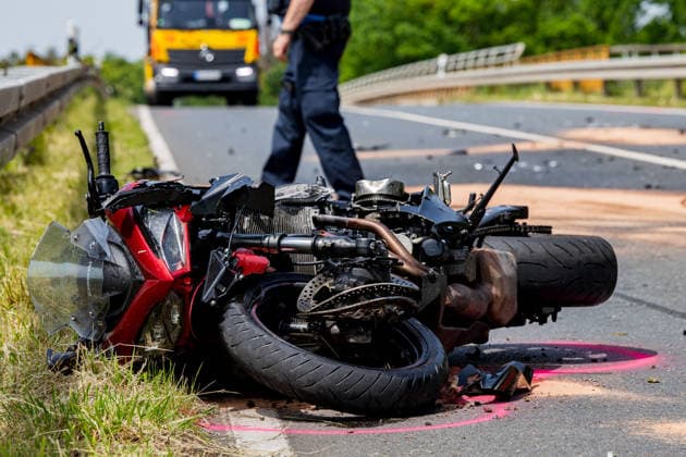 Motorrad kollidiert frontal mit PKW Fahrer schwerst verletzt Am 24.05.2026 kam es auf der L 3303 zwischen Pfungstadt und Griesheim zu einem Frontalzusammenstoß zwischen einem Motorrad und einem Skoda. Ein 41 Jahre alter Motorradfahrer wurde schwerst verletzt und mit einem Rettungshubschrauber nach Mannheim gebracht. Die 39 Jahre alte Autofahrerin erlitt einen Schock. An beiden Fahrzeugen entstand erheblicher Schaden, die Staatsanwaltschaft beauftragte einen Gutachter zur Unfallrekonstruktion. Die Polizei setzte zudem einen Hubschrauber für Luftbilder ein. Pfungstadt L 3303 Hessen Deutschland *** Motorcycle collides head-on with car Driver seriously injured On 24 May 2026, there was a head-on collision between a motorcycle and a Skoda