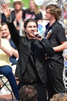 ZDF - Fernsehgarten. Sänger Joey Heindle während der ZDF - Unterhaltungsshow Fernsehgarten am 24.05.2026 in Mainz. 20260524MWI124294 *** ZDF Fernsehgarten singer Joey Heindle during the ZDF entertainment show Fernsehgarten on 24 05 2026 in Mainz 20260524MWI124294