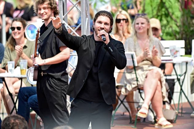 ZDF - Fernsehgarten. Sänger Joey Heindle während der ZDF - Unterhaltungsshow Fernsehgarten am 24.05.2026 in Mainz. 20260524MWI124298 *** ZDF Fernsehgarten singer Joey Heindle during the ZDF entertainment show Fernsehgarten on 24 05 2026 in Mainz 20260524MWI124298
