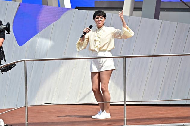 ZDF - Fernsehgarten. Sängerin Francine Jordi während der ZDF - Unterhaltungsshow Fernsehgarten am 24.05.2026 in Mainz. 20260524MWI124321 *** ZDF Fernsehgarten singer Francine Jordi during the ZDF entertainment show Fernsehgarten on 24 05 2026 in Mainz 20260524MWI124321