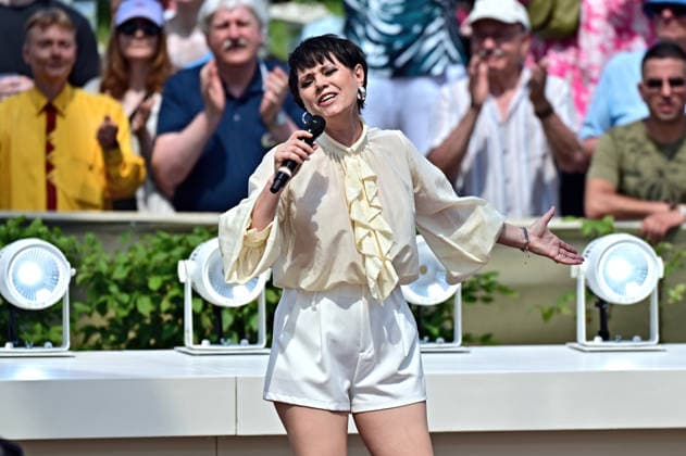 ZDF - Fernsehgarten. Sängerin Francine Jordi während der ZDF - Unterhaltungsshow Fernsehgarten am 24.05.2026 in Mainz. 20260524MWI124363 *** ZDF Fernsehgarten singer Francine Jordi during the ZDF entertainment show Fernsehgarten on 24 05 2026 in Mainz 20260524MWI124363