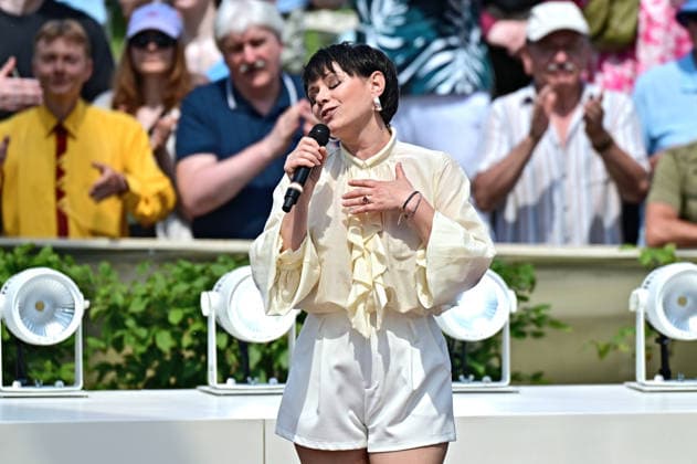 ZDF - Fernsehgarten. Sängerin Francine Jordi während der ZDF - Unterhaltungsshow Fernsehgarten am 24.05.2026 in Mainz. 20260524MWI124383 *** ZDF Fernsehgarten singer Francine Jordi during the ZDF entertainment show Fernsehgarten on 24 05 2026 in Mainz 20260524MWI124383