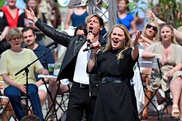 ZDF - Fernsehgarten. Sängerin Patricia Kelly und The Dark Tenor ( bürgl. William Billy Andrew Volk , Billy Andrews ) während der ZDF - Unterhaltungsshow Fernsehgarten am 24.05.2026 in Mainz. 20260524MWI124437 *** ZDF Fernsehgarten singer Patricia Kelly and The Dark Tenor bürgl William Billy Andrew Volk , Billy Andrews during the ZDF entertainment show Fernsehgarten on 24 05 2026 in Mainz 20260524MWI124437