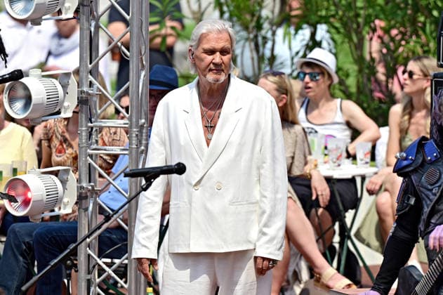 ZDF - Fernsehgarten. Sänger Johnny Logan während der ZDF - Unterhaltungsshow Fernsehgarten am 24.05.2026 in Mainz. 20260524MWI124497 *** ZDF Fernsehgarten singer Johnny Logan during the ZDF entertainment show Fernsehgarten on 24 05 2026 in Mainz 20260524MWI124497
