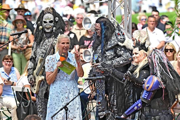 ZDF - Fernsehgarten. Moderatorin Andrea Kiwi Kiewel und Lordi während der ZDF - Unterhaltungsshow Fernsehgarten am 24.05.2026 in Mainz. 20260524MWI124633 *** ZDF Fernsehgarten presenter Andrea Kiwi Kiewel and Lordi during the ZDF entertainment show Fernsehgarten on 24 05 2026 in Mainz 20260524MWI124633