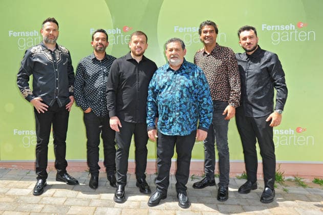 ZDF - Fernsehgarten. Gitarrist Tonino Baliardo und die Gipsy Kings während der ZDF - Unterhaltungsshow Fernsehgarten am 24.05.2026 in Mainz. 20260524MWI124751 *** ZDF Fernsehgarten guitarist Tonino Baliardo and the Gipsy Kings during the ZDF entertainment show Fernsehgarten on 24 05 2026 in Mainz 20260524MWI124751