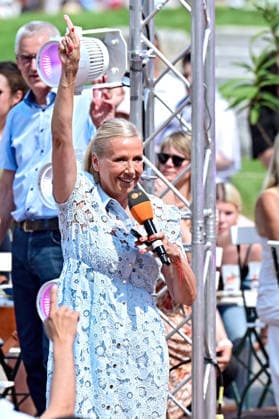ZDF - Fernsehgarten. Moderatorin Andrea Kiwi Kiewel während der ZDF - Unterhaltungsshow Fernsehgarten am 24.05.2026 in Mainz. 20260524MWI123876 *** ZDF Fernsehgarten presenter Andrea Kiwi Kiewel during the ZDF entertainment show Fernsehgarten on 24 05 2026 in Mainz 20260524MWI123876