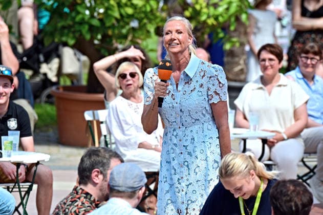 ZDF - Fernsehgarten. Moderatorin Andrea Kiwi Kiewel während der ZDF - Unterhaltungsshow Fernsehgarten am 24.05.2026 in Mainz. 20260524MWI123997 *** ZDF Fernsehgarten presenter Andrea Kiwi Kiewel during the ZDF entertainment show Fernsehgarten on 24 05 2026 in Mainz 20260524MWI123997