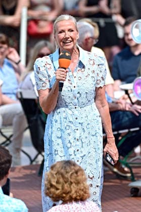 ZDF - Fernsehgarten. Moderatorin Andrea Kiwi Kiewel während der ZDF - Unterhaltungsshow Fernsehgarten am 24.05.2026 in Mainz. 20260524MWI124026 *** ZDF Fernsehgarten presenter Andrea Kiwi Kiewel during the ZDF entertainment show Fernsehgarten on 24 05 2026 in Mainz 20260524MWI124026