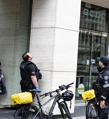 May 24, 2026, Washington, District Of Columbia, USA: Police investigators survey the damage to the building caused by gunfire at the corner of 17th Street and Pennsylvania Avenue, in the aftermath of yesterday™s shooting incident near the White House in Washington, DC, USA, on May 24, 2026. The crime scene investigation is continuing Washington USA  - ZUMAs152 20260524_faa_s152_006 Copyright: xAndrewxThomasx