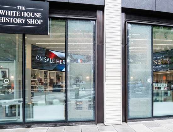 May 24, 2026, Washington, District Of Columbia, USA: Window damage at the White House History Shop caused by gunfire at the corner of 17th Street and Pennsylvania Avenue, in the aftermath of yesterday™s shooting incident near the White House in Washington, DC, USA, on May 24, 2026. The crime scene investigation is continuing Washington USA  - ZUMAs152 20260524_faa_s152_010 Copyright: xAndrewxThomasx