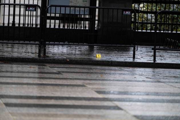 May 24, 2026, Washington, District Of Columbia, USA: Crime scene showing the damage to the building caused by gunfire at the corner of 17th Street and Pennsylvania Avenue, in the aftermath of yesterday™s shooting incident near the White House in Washington, DC, USA, on May 24, 2026. The crime scene investigation is continuing Washington USA - ZUMAs152 20260524_faa_s152_007 Copyright: xAndrewxThomasx