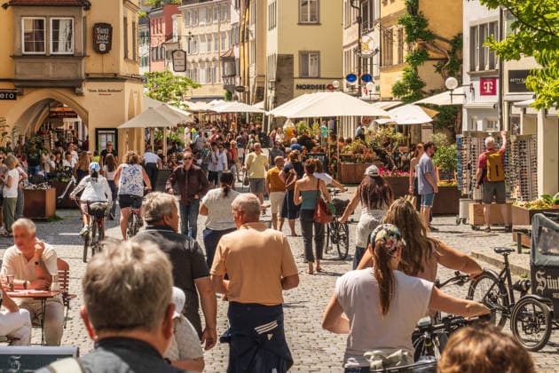 Überfüllte Lindauer Altstadt, großer Ansturm von Touristen an Pfingsten, Frühsommer mit Temperaturen um die 30 Grad, Lindau am Bodensee, 24. Mai 2026 Deutschland, Lindau am Bodensee, Mai 2026, großer Andrang von Touristen in der Lindauer Altstadt, volle Fußgängerzone, viele Menschen schlendern durch die Maximilianstraße, Lindau-Insel, sonniges heißes Wetter an Pfingsten, Temperaturen um die 30 Grad, schönstes Ausflugswetter, erste Hitzewelle des Frühsommers, Pfingstsonntag, Overtourism, Urlaub, Urlaubszeit, Bayern, Tourismus, Frühling, *** Crowded Lindau old town, big rush of tourists at Pentecost, early summer with temperatures around 30 degrees, Lindau on Lake Constance, May 24, 2026 Germany, Lindau on Lake Constance, May 2026