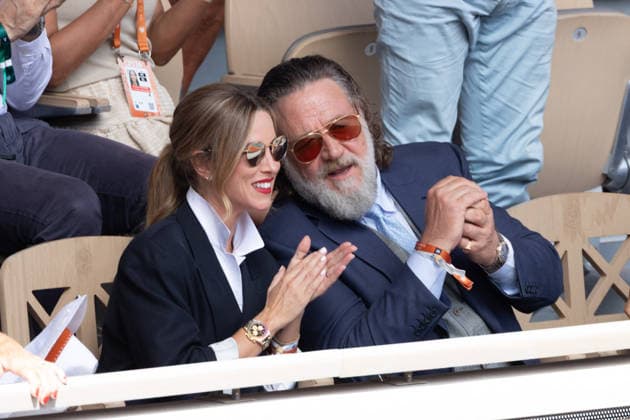 RG26 - French Open - Russell Crowe and Britney Theriot Day 1 NB Russell Crowe and Britney Theriot in stands day 1 during the 2026 French Open at Roland Garros on May 24, 2026 in Paris, France. Photo by Nasser Berzane ABACAPRESS.COM  Copyright: xBerzanexNasser ABACAx