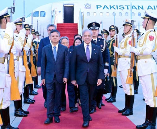 News Bilder des Tages RECORD DATE NOT STATED Prime Minister, Muhammad Shehbaz Sharif being received by Huang Runqiu, Minister of Environment and Ecology of China, upon his arrival at Capital International Airport in Beijing on Sunday, May 24, 2026. (PPI Images). EDITORIAL USE ONLY Copyright: xx AR-ZM-240526x ppiphotos479500