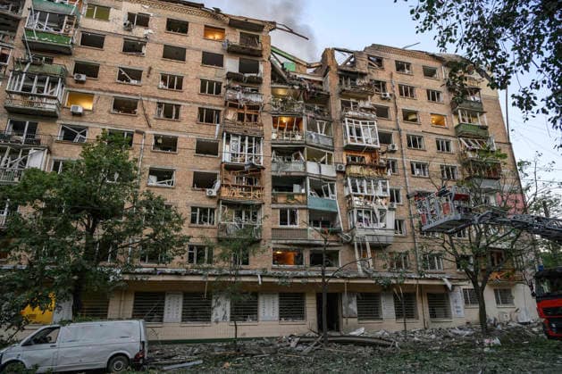 News Bilder des Tages One Of The Largest Combined Missile And Drone Attacks On The Ukrainian Capital Overnight The aftermath of missile strikes in Kyiv, Ukraine, following one of the largest combined missile and drone operations on the Ukrainian capital overnight on May 24, 2026. Kyiv is the main target of the operation. A total of 604 aerial targets are intercepted, including 55 missiles and 549 drones. At least two people are killed and 77 injured, including children. Kyiv Ukraine  Copyright: xMaxymxMarusenkox originalFilename: musiienko-notitle260524_np6pG.jpg