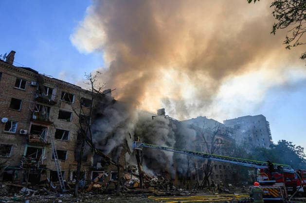 One Of The Largest Combined Missile And Drone Attacks On The Ukrainian Capital Overnight Rescuers work at the sites of missile strikes in Kyiv, Ukraine, on May 24, 2026, following one of the largest combined missile and drone operations on the Ukrainian capital overnight. Kyiv is the main target of the operation. A total of 604 aerial targets are intercepted, including 55 missiles and 549 drones. At least two people are killed and 77 injured, including children. Kyiv Ukraine  Copyright: xMaxymxMarusenkox originalFilename: musiienko-notitle260524_npvgn.jpg