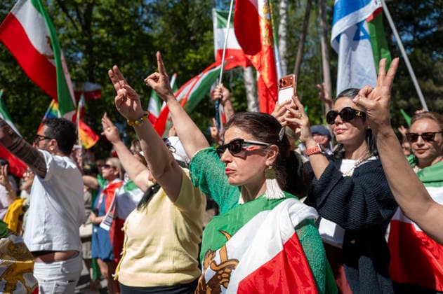 News Bilder des Tages May 24, 2026, Stockholm, Sweden: Anti-Iranian regime protesters gather outside the Iranian Embassy in Stockholm, Sweden, on May 24, 2026, calling on Sweden to close the embassy and demanding restored internet access in Iran. Some demonstrators carried flags and signs in support of Reza Pahlavi. During the protest, participants staged a symbolic performance depicting imprisoned women confronting captured clerics, while chanting slogans against the Iranian regime and the ruling mullahs. Sweden  - ZUMAa136 20260524_zap_a136_031 Copyright: xJoelxLindhex