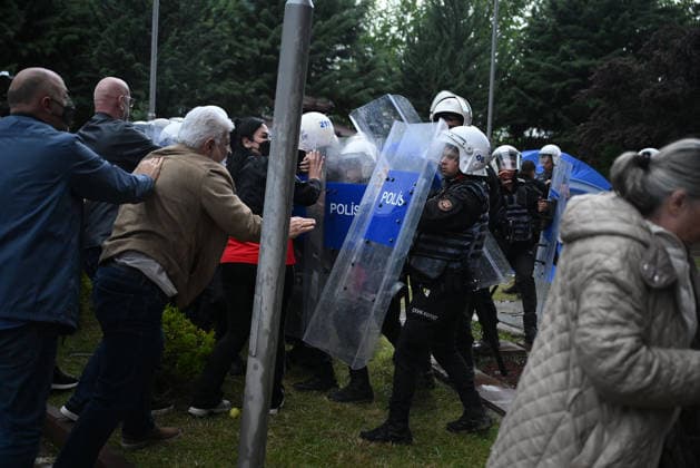 Turkish riot police storm the headquarters of the main opposition Republican People™s Party (CHP) in Ankara, Türkiye, on May 24, 2025, firing tear gas and rubber bullets at party supporters and officials gathered outside the gates. Huge clouds of tear gas filled the premises as security forces moved in, bringing a violent end to an hours-long standoff between CHP members and the party™s newly court-appointed leadership. Tensions escalated after an appeals court on Thursday annulled the election of Özgür Özel as CHP chairperson, a position he had held since November 2023. ( Copyright: DepoxPhotos 19108040