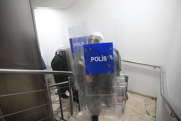 Turkish riot police storm the headquarters of the main opposition Republican People™s Party (CHP) in Ankara, Türkiye, on May 24, 2025, firing tear gas and rubber bullets at party supporters and officials gathered outside the gates. Huge clouds of tear gas filled the premises as security forces moved in, bringing a violent end to an hours-long standoff between CHP members and the party™s newly court-appointed leadership. Tensions escalated after an appeals court on Thursday annulled the election of Özgür Özel as CHP chairperson, a position he had held since November 2023. ( Copyright: DepoxPhotos 19108042