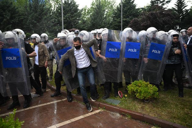 Turkish riot police storm the headquarters of the main opposition Republican People™s Party (CHP) in Ankara, Türkiye, on May 24, 2025, firing tear gas and rubber bullets at party supporters and officials gathered outside the gates. Huge clouds of tear gas filled the premises as security forces moved in, bringing a violent end to an hours-long standoff between CHP members and the party™s newly court-appointed leadership. Tensions escalated after an appeals court on Thursday annulled the election of Özgür Özel as CHP chairperson, a position he had held since November 2023. ( Copyright: DepoxPhotos 19108043