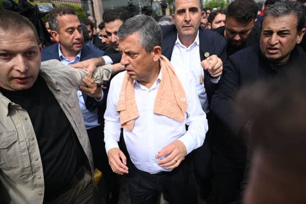 After police entered the party headquarters building, main opposition CHP leader Ozgür Ozel (center, wears white shirt)left the premises and led a protest march toward Parliament.... Turkish riot police storm the headquarters of the main opposition Republican People™s Party (CHP) in Ankara, Türkiye, on May 24, 2025, firing tear gas and rubber bullets at party supporters and officials gathered outside the gates. Huge clouds of tear gas filled the premises as security forces moved in, bringing a violent end to an hours-long standoff between CHP members and the party™s newly court-appointed leadership. Tensions escalated after an appeals court on Thursday annulled the election of Özgür Özel as CHP chairperson, a position he had held s Copyright: DepoxPhotos 19108045
