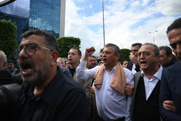 After police entered the party headquarters building, main opposition CHP leader Ozgür Ozel (center, wears white shirt)left the premises and led a protest march toward Parliament.... Turkish riot police storm the headquarters of the main opposition Republican People™s Party (CHP) in Ankara, Türkiye, on May 24, 2025, firing tear gas and rubber bullets at party supporters and officials gathered outside the gates. Huge clouds of tear gas filled the premises as security forces moved in, bringing a violent end to an hours-long standoff between CHP members and the party™s newly court-appointed leadership. Tensions escalated after an appeals court on Thursday annulled the election of Özgür Özel as CHP chairperson, a position he had held s Copyright: DepoxPhotos 19108046