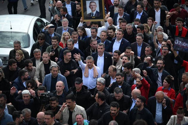 After police entered the party headquarters building, main opposition CHP leader Ozgür Ozel (center, wears white shirt)left the premises and led a protest march toward Parliament.... Turkish riot police storm the headquarters of the main opposition Republican People™s Party (CHP) in Ankara, Türkiye, on May 24, 2025, firing tear gas and rubber bullets at party supporters and officials gathered outside the gates. Huge clouds of tear gas filled the premises as security forces moved in, bringing a violent end to an hours-long standoff between CHP members and the party™s newly court-appointed leadership. Tensions escalated after an appeals court on Thursday annulled the election of Özgür Özel as CHP chairperson, a position he had held s Copyright: DepoxPhotos 19108048