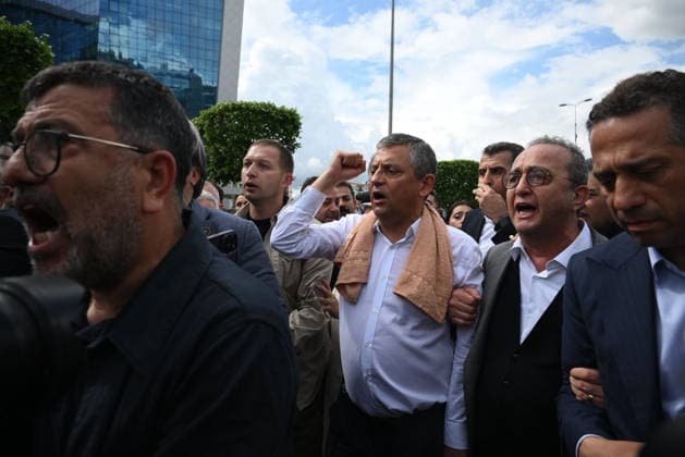 After police entered the party headquarters building, main opposition CHP leader Ozgür Ozel (center, wears white shirt)left the premises and led a protest march toward Parliament.... Turkish riot police storm the headquarters of the main opposition Republican People™s Party (CHP) in Ankara, Türkiye, on May 24, 2025, firing tear gas and rubber bullets at party supporters and officials gathered outside the gates. Huge clouds of tear gas filled the premises as security forces moved in, bringing a violent end to an hours-long standoff between CHP members and the party™s newly court-appointed leadership. Tensions escalated after an appeals court on Thursday annulled the election of Özgür Özel as CHP chairperson, a position he had held s Copyright: DepoxPhotos 19108049