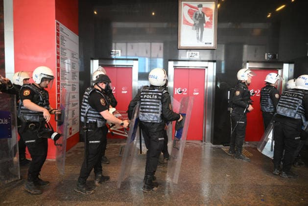 Turkish riot police storm the headquarters of the main opposition Republican People™s Party (CHP) in Ankara, Türkiye, on May 24, 2025, firing tear gas and rubber bullets at party supporters and officials gathered outside the gates. Huge clouds of tear gas filled the premises as security forces moved in, bringing a violent end to an hours-long standoff between CHP members and the party™s newly court-appointed leadership. Tensions escalated after an appeals court on Thursday annulled the election of Özgür Özel as CHP chairperson, a position he had held since November 2023. ( Copyright: DepoxPhotos 19108052