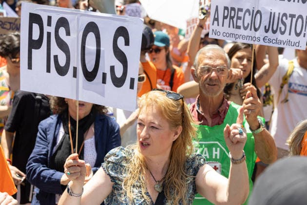 May 24, 2026, Madrid, Madrid, SPAIN: Thousands of citizens demonstrated in Madrid to demand measures against real estate speculation in Spain...The housing crisis has inflated the prices of homes for sale by nearly 120% in the last 10 years, while rents are rising by an average of 10% annually. Madrid SPAIN - ZUMAl221 20260524_zip_l221_033 Copyright: xIgnacioxLopezxIsasmendix