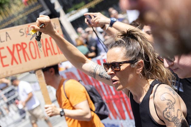 May 24, 2026, Madrid, Madrid, SPAIN: Thousands of citizens demonstrated in Madrid to demand measures against real estate speculation in Spain...The housing crisis has inflated the prices of homes for sale by nearly 120% in the last 10 years, while rents are rising by an average of 10% annually. Madrid SPAIN - ZUMAl221 20260524_zip_l221_049 Copyright: xIgnacioxLopezxIsasmendix