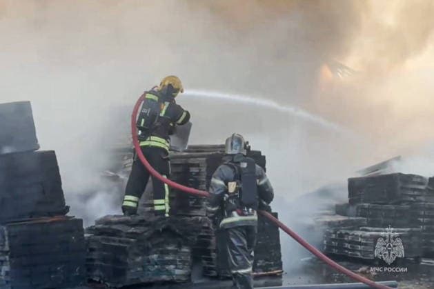 RUSSIA, MOSCOW - MAY 24, 2026: This video screen grab shows firefighters battling a fire at the Topolyok Market. The fire covered an area of 1,50o sq meters. The fire crews contained the fire. Video grab. Best possible quality Moscow Russia  - ZUMAt113 20260524_zaa_t113_338 Copyright: xRussianxEmergenciesxMinistryx