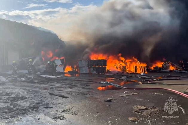 RUSSIA, MOSCOW - MAY 24, 2026: This video screen grab shows firefighters battling a fire at the Topolyok Market. The fire covered an area of 1,50o sq meters. The fire crews contained the fire. Video grab. Best possible quality Moscow Russia  - ZUMAt113 20260524_zaa_t113_339 Copyright: xRussianxEmergenciesxMinistryx