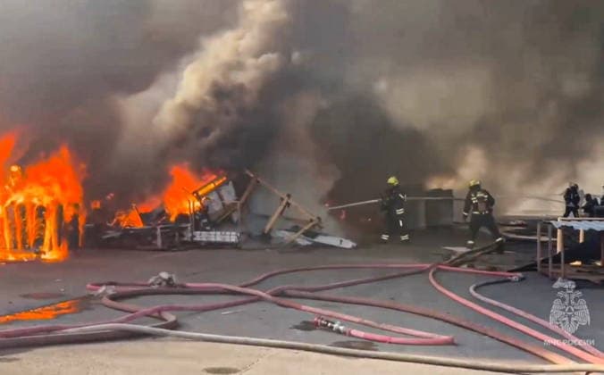 RUSSIA, MOSCOW - MAY 24, 2026: This video screen grab shows emergency services at the scene of a fire at the Topolyok Market. The fire covered an area of 1,50o sq meters. The fire crews contained the fire. Video grab. Best possible quality Moscow Russia  - ZUMAt113 20260524_zaa_t113_340 Copyright: xRussianxEmergenciesxMinistryx