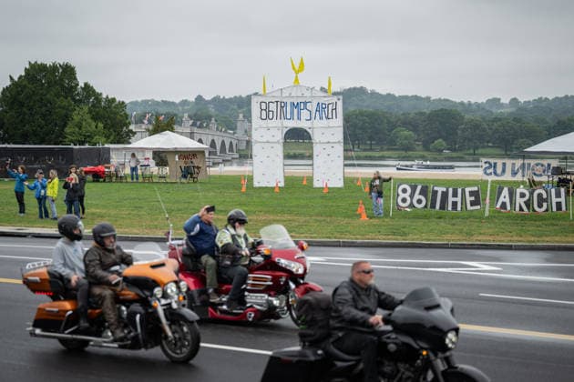 May 24, 2026, Washignton, Distirct Of Columbia, United States: Motorcyclists take part in the Rolling to Remember memorial ride as anti-Trump signage is displayed near Arlington Memorial Bridge in Washington, D.C., during Memorial Day weekend. Washignton United States  - ZUMAk206 20260524_znp_k206_010 Copyright: xMattxKaminskyx