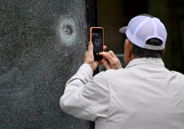 Bullet holes and shattered glass remain at The People s House near White House Complex Bullet holes and shattered glass remain at The People s House, on May 24, 2026, in Washington, DC after the U.S. Secret Service shot a person near the White House on Saturday. On Saturday, May 23, two people were struck in a shooting near the intersection of Pennsylvania Avenue and 17th Street Northwest, located just outside the White House complex. Photo by Olivier Douliery ABACAPRESS.COM Washington DC United States  Copyright: xDoulieryxOlivier ABACAx
