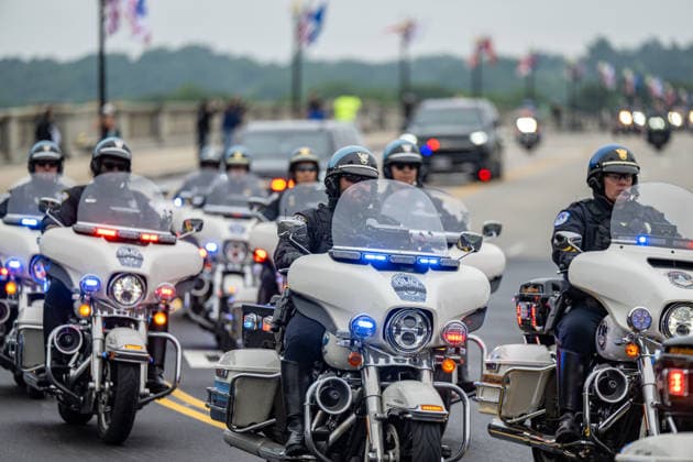 May 24, 2026, Washignton, Distirct Of Columbia, United States: Police motorcycles lead participants across Arlington Memorial Bridge during the Rolling to Remember memorial ride in Washington, D.C., during Memorial Day weekend. Washignton United States  - ZUMAk206 20260524_znp_k206_003 Copyright: xMattxKaminskyx