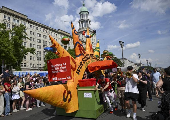 Berlin hosts colorful 30th Carnival of Cultures BERLIN, GERMANY - MAY 24: Artists and dancers perform in vibrant costumes during the parade on Karl-Marx-Allee as part of the 30th Carnival of Cultures in Berlin, Germany, on May 24, 2026. Halil Sagirkaya Anadolu Berlin Germany. Editorial use only. Please get in touch for any other usage.  Copyright: x2026xAnadoluxHalilxSagirkayax