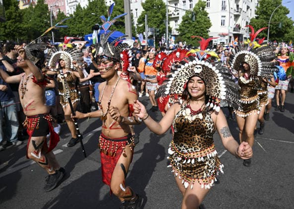 Berlin hosts colorful 30th Carnival of Cultures BERLIN, GERMANY - MAY 24: Artists and dancers perform in vibrant costumes during the parade on Karl-Marx-Allee as part of the 30th Carnival of Cultures in Berlin, Germany, on May 24, 2026. Halil Sagirkaya Anadolu Berlin Germany. Editorial use only. Please get in touch for any other usage.  Copyright: x2026xAnadoluxHalilxSagirkayax