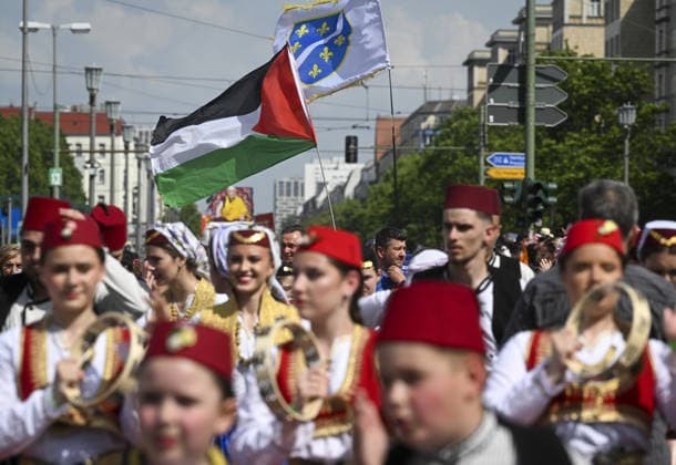 Berlin hosts colorful 30th Carnival of Cultures BERLIN, GERMANY - MAY 24: Some participants show their support for Gaza by carrying the Palestinian flag during the parade on Karl-Marx-Allee as part of the 30th Carnival of Cultures in Berlin, Germany, on May 24, 2026. Halil Sagirkaya Anadolu Berlin Germany. Editorial use only. Please get in touch for any other usage.  Copyright: x2026xAnadoluxHalilxSagirkayax