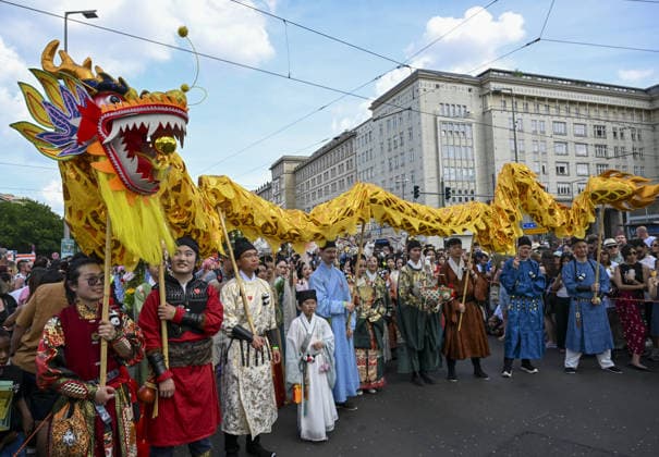 Berlin hosts colorful 30th Carnival of Cultures BERLIN, GERMANY - MAY 24: Artists and dancers perform in vibrant costumes during the parade on Karl-Marx-Allee as part of the 30th Carnival of Cultures in Berlin, Germany, on May 24, 2026. Halil Sagirkaya Anadolu Berlin Germany. Editorial use only. Please get in touch for any other usage.  Copyright: x2026xAnadoluxHalilxSagirkayax