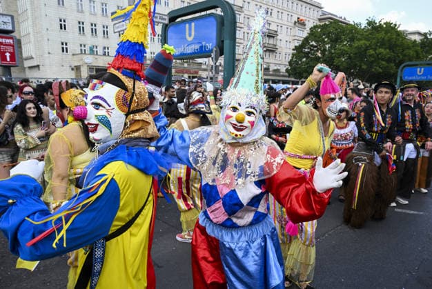 Berlin hosts colorful 30th Carnival of Cultures BERLIN, GERMANY - MAY 24: Artists and dancers perform in vibrant costumes during the parade on Karl-Marx-Allee as part of the 30th Carnival of Cultures in Berlin, Germany, on May 24, 2026. Halil Sagirkaya Anadolu Berlin Germany. Editorial use only. Please get in touch for any other usage.  Copyright: x2026xAnadoluxHalilxSagirkayax