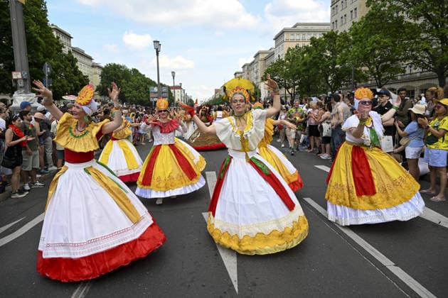 Berlin hosts colorful 30th Carnival of Cultures BERLIN, GERMANY - MAY 24: Artists and dancers perform in vibrant costumes during the parade on Karl-Marx-Allee as part of the 30th Carnival of Cultures in Berlin, Germany, on May 24, 2026. Halil Sagirkaya Anadolu Berlin Germany. Editorial use only. Please get in touch for any other usage.  Copyright: x2026xAnadoluxHalilxSagirkayax