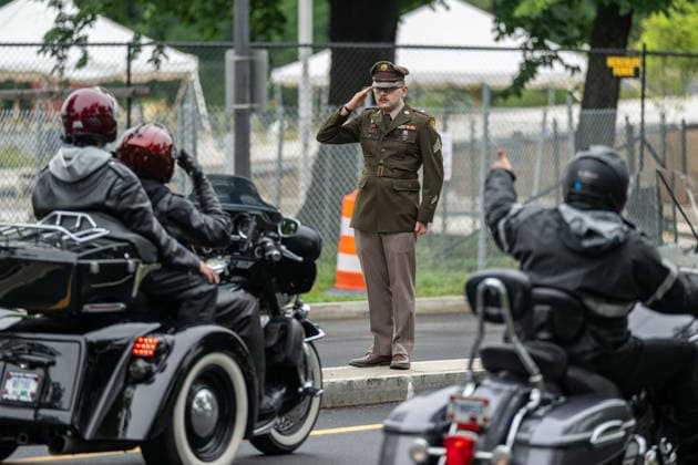 May 24, 2026, Washignton, Distirct Of Columbia, United States: A service member salutes as motorcyclists pass during the Rolling to Remember memorial ride in Washington, D.C., during Memorial Day weekend. Washignton United States  - ZUMAk206 20260524_znp_k206_013 Copyright: xMattxKaminskyx