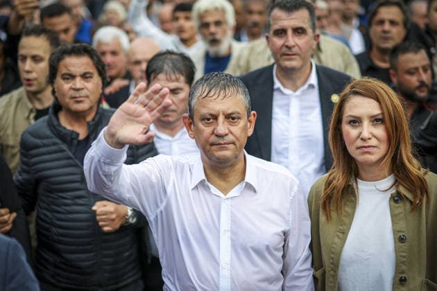 After police entered the party headquarters building, main opposition CHP leader Ozgür Ozel (center, wears white shirt) left the premises and led a protest march with thousand supporters toward Parliament, 24 May 2026, in Ankara, Turkiye.... Turkish riot police storm the headquarters of the main opposition Republican People™s Party (CHP) in Ankara, Türkiye, firing tear gas and rubber bullets at party supporters and officials gathered outside the gates. Huge clouds of tear gas filled the premises as security forces moved in, bringing a violent end to an hours-long standoff between CHP members and the party™s newly court-appointed leadership. Tensions escalated after an appeals court on Thursday annulled the election of Özgür Özel a 19108166