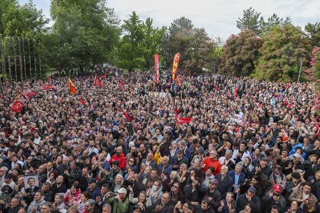 After police entered the party headquarters building, main opposition CHP leader Ozgür Ozel (not shown picture) left the premises and led a protest march with thousand supporters toward Parliament, 24 May 2026, in Ankara, Turkiye.... Turkish riot police storm the headquarters of the main opposition Republican People™s Party (CHP) in Ankara, Türkiye, firing tear gas and rubber bullets at party supporters and officials gathered outside the gates. Huge clouds of tear gas filled the premises as security forces moved in, bringing a violent end to an hours-long standoff between CHP members and the party™s newly court-appointed leadership. Tensions escalated after an appeals court on Thursday annulled the election of Özgür Özel as CHP ch 19108167
