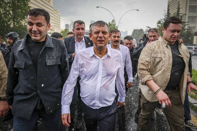 News Bilder des Tages After police entered the party headquarters building, main opposition CHP leader Ozgür Ozel (center, wears white shirt) left the premises and led a protest march with thousand supporters toward Parliament, 24 May 2026, in Ankara, Turkiye.... Turkish riot police storm the headquarters of the main opposition Republican People™s Party (CHP) in Ankara, Türkiye, firing tear gas and rubber bullets at party supporters and officials gathered outside the gates. Huge clouds of tear gas filled the premises as security forces moved in, bringing a violent end to an hours-long standoff between CHP members and the party™s newly court-appointed leadership. Tensions escalated after an appeals court on Thursday annulled the election of Özgür Özel a 19108168