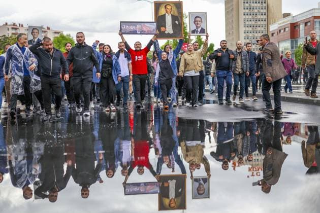 After police entered the party headquarters building, main opposition CHP leader Ozgür Ozel (not shown picture) left the premises and led a protest march with thousand supporters toward Parliament, 24 May 2026, in Ankara, Turkiye.... Turkish riot police storm the headquarters of the main opposition Republican People™s Party (CHP) in Ankara, Türkiye, firing tear gas and rubber bullets at party supporters and officials gathered outside the gates. Huge clouds of tear gas filled the premises as security forces moved in, bringing a violent end to an hours-long standoff between CHP members and the party™s newly court-appointed leadership. Tensions escalated after an appeals court on Thursday annulled the election of Özgür Özel as CHP ch 19108170